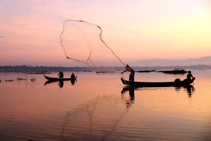 Myanmar Inle Lake Leg Rowing Fishermen