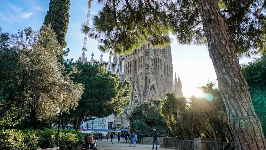 How many days to visit Barcelona?