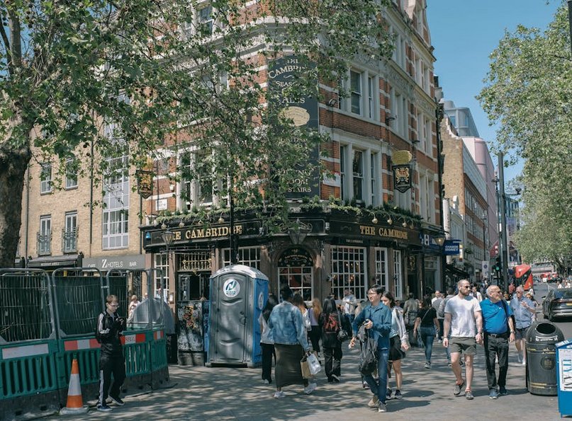 Historic Pub Routes in London